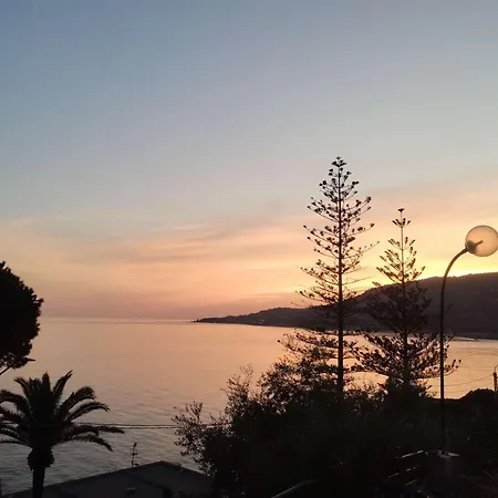 アパート Kadevi Apartment -Centralissimo, Parcheggio Gratuito, Bici A Disposizione- サンレモ